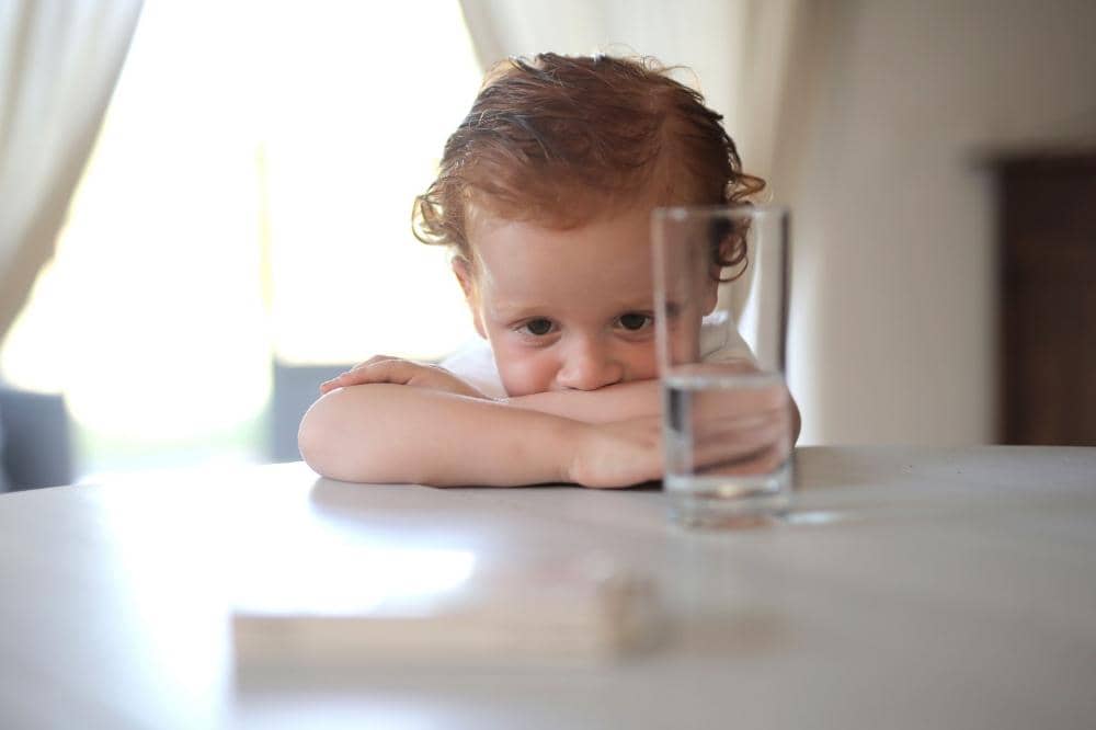 Minuman terbaik untuk anak saat cuaca panas adalah air putih