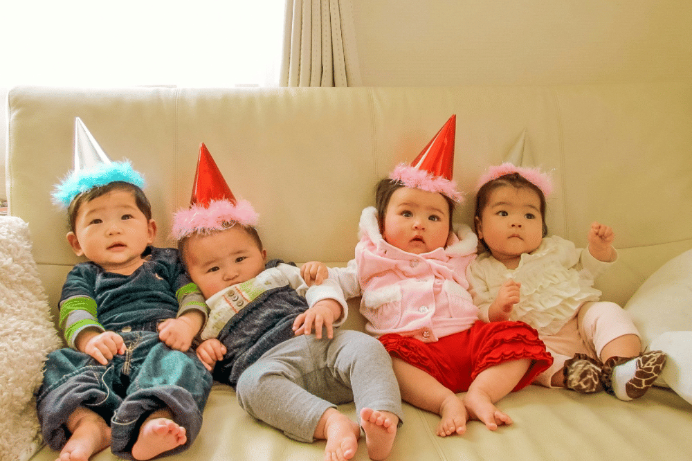 7 Ciri-Ciri Bayi Social Butterfly yang Terlihat dari Kebiasaannya