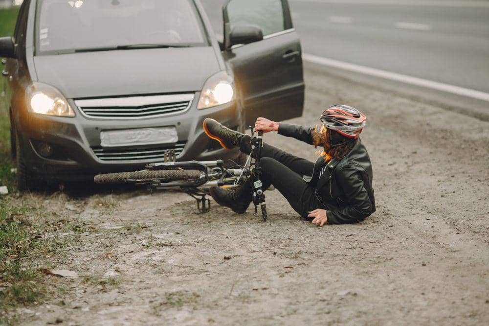 ilustrasi kecelakaan motor dan mobil