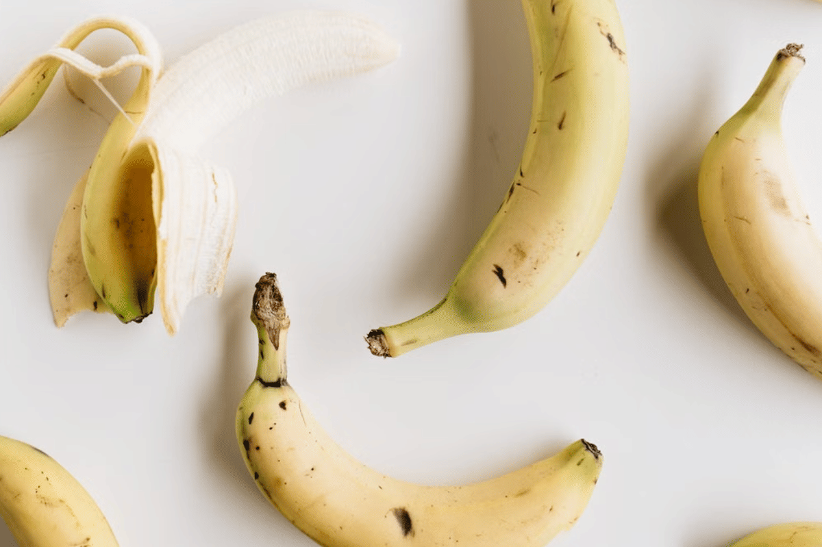 Pisang mengandung karbohidrat sehingga dapat menjadi sumber energi