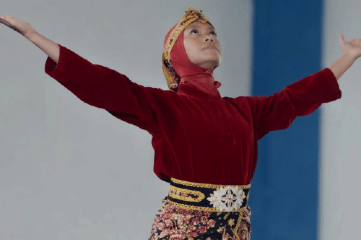 Azizah memiliki dua bakat yang ia tekuni sat ini yaitu dance modern dan silat
