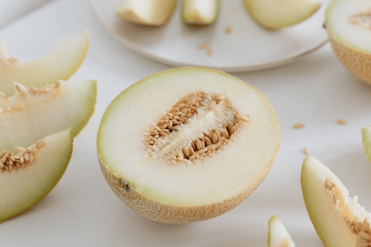 Melon mengandung 90% air yang menjaga tubuh tetap terhidrasi
