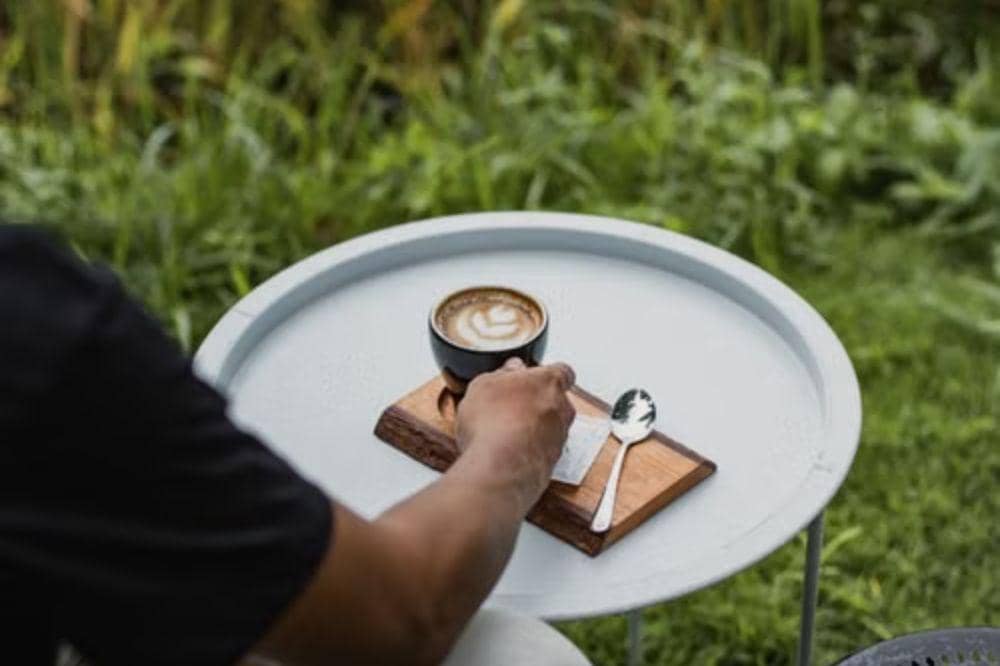 Bolehkah Minum Kopi saat Cuaca Panas? Ini Penjelasannya!