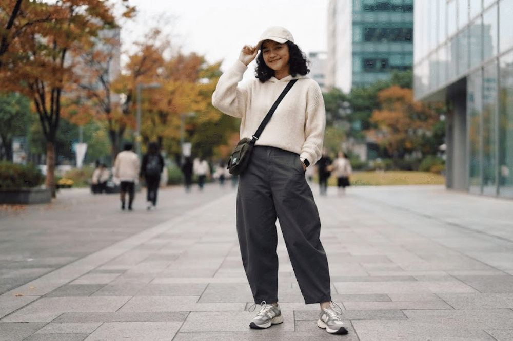 Look sporty chic dengan hoodie rajut