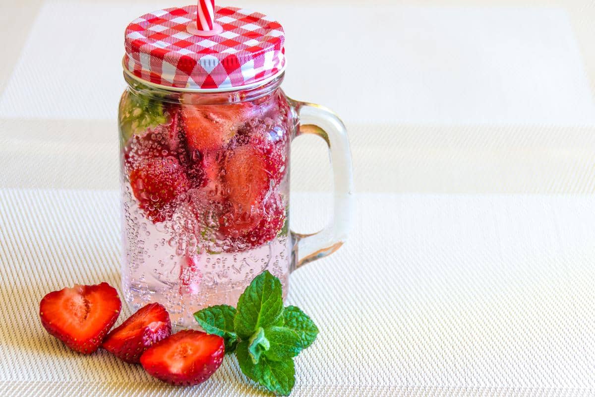 minuman terbaik untuk anak saat cuaca panas adalah infused water