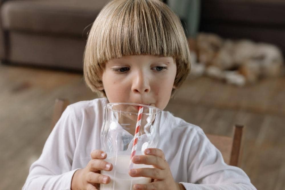 Minuman terbaik untuk anak saat cuaca panas adalah susu