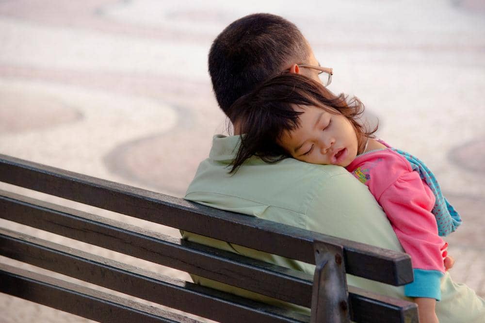 Gejala heat stroke pada anak salah satunya pingsan
