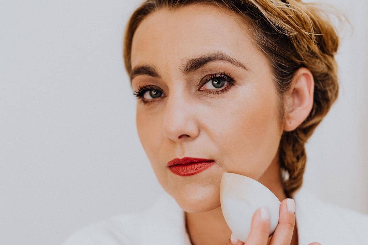 7 Kesalahan Makeup yang Bikin Pori-Pori Wajah Terlihat Lebih Jelas