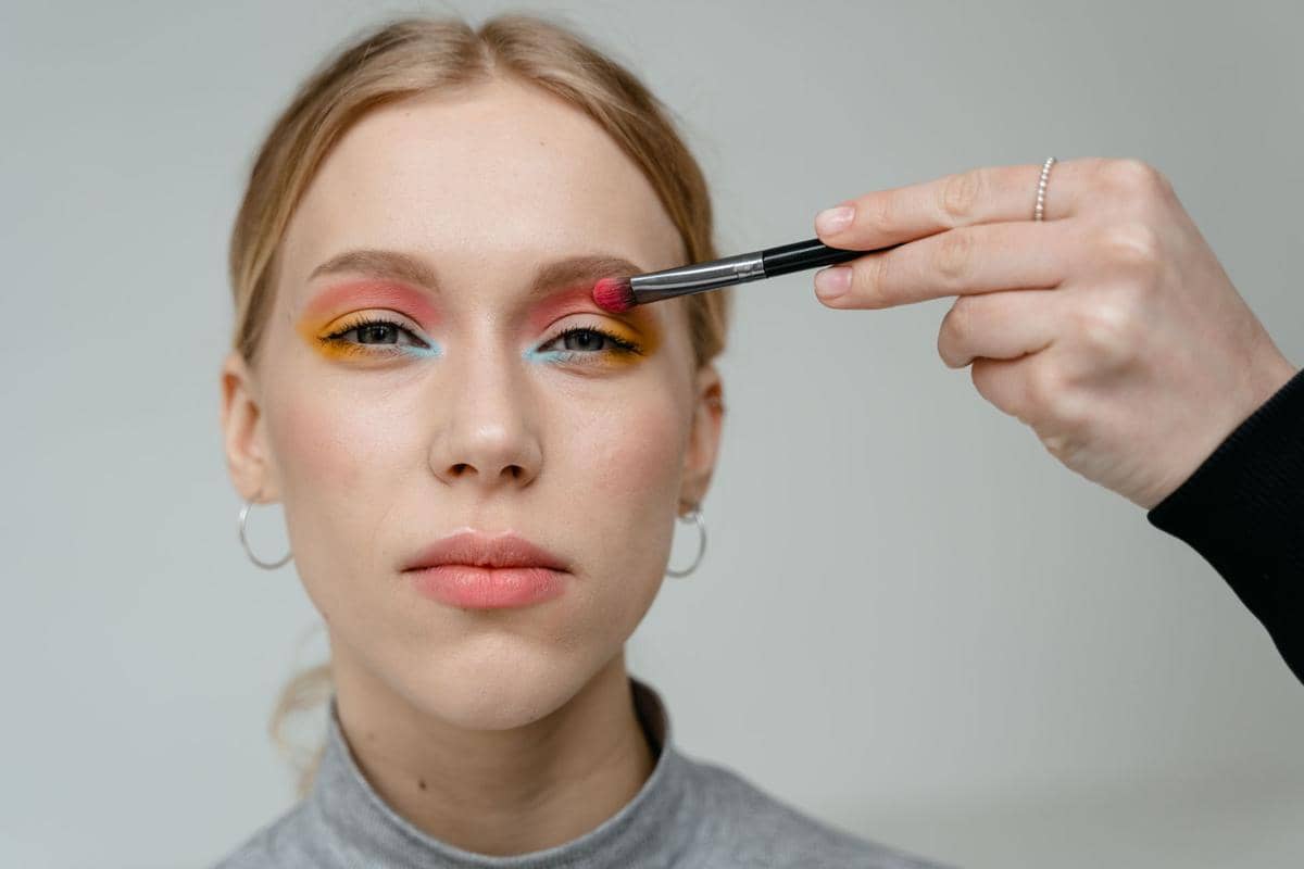 Ini Cara Memakai Eyeshadow yang Hasilnya Rapi dan Nge-Blend!