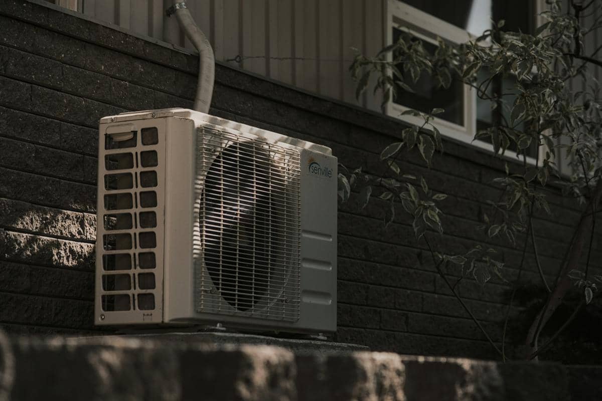 Kenapa Outdoor AC Kena Abu Vulkanik Jangan Langsung Disemprot Air? 