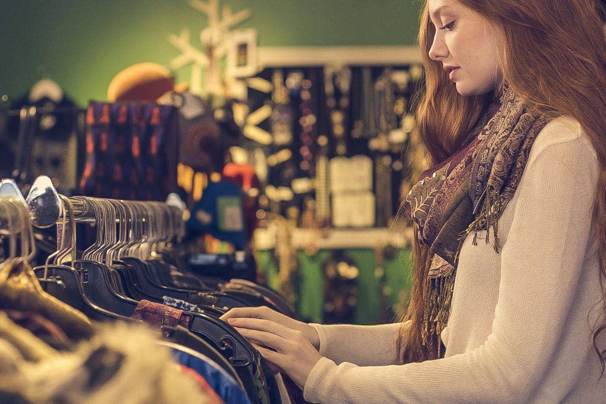 5 Jenis Bahan Baju yang Sebaiknya Dihindari Selama Musim Panas