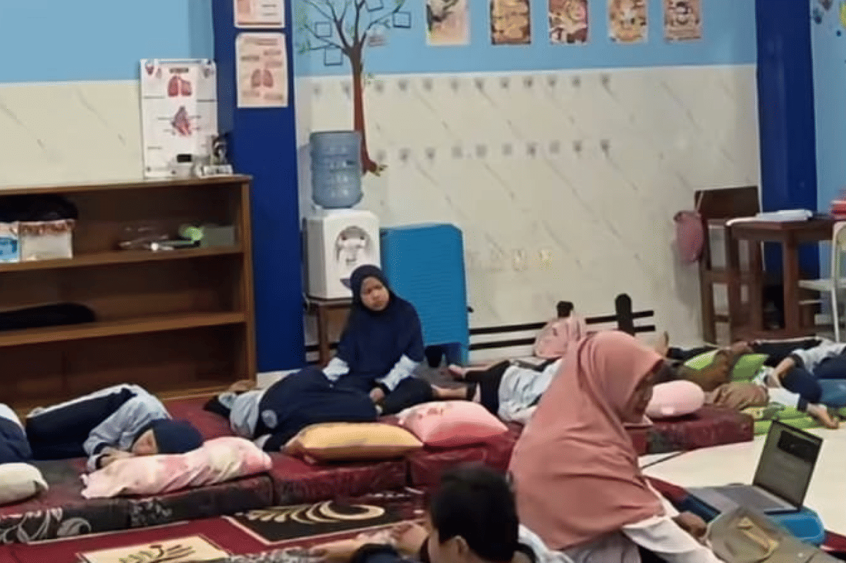 Kelas sudah tersedia kasur dan bantal yang membuat anak nyaman tidur