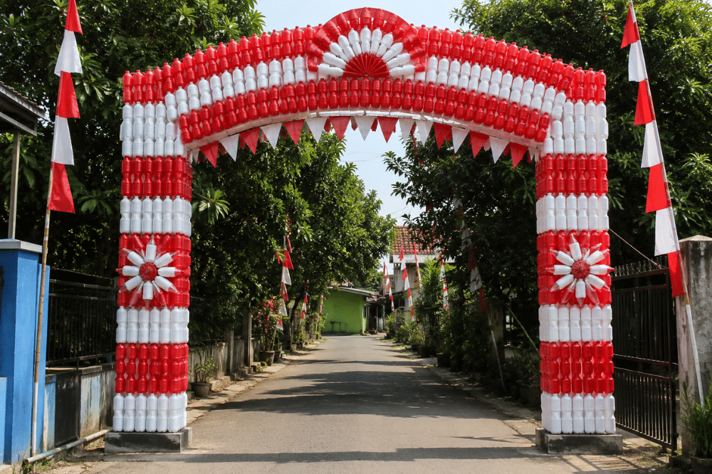 Gapura dari sampah plastik