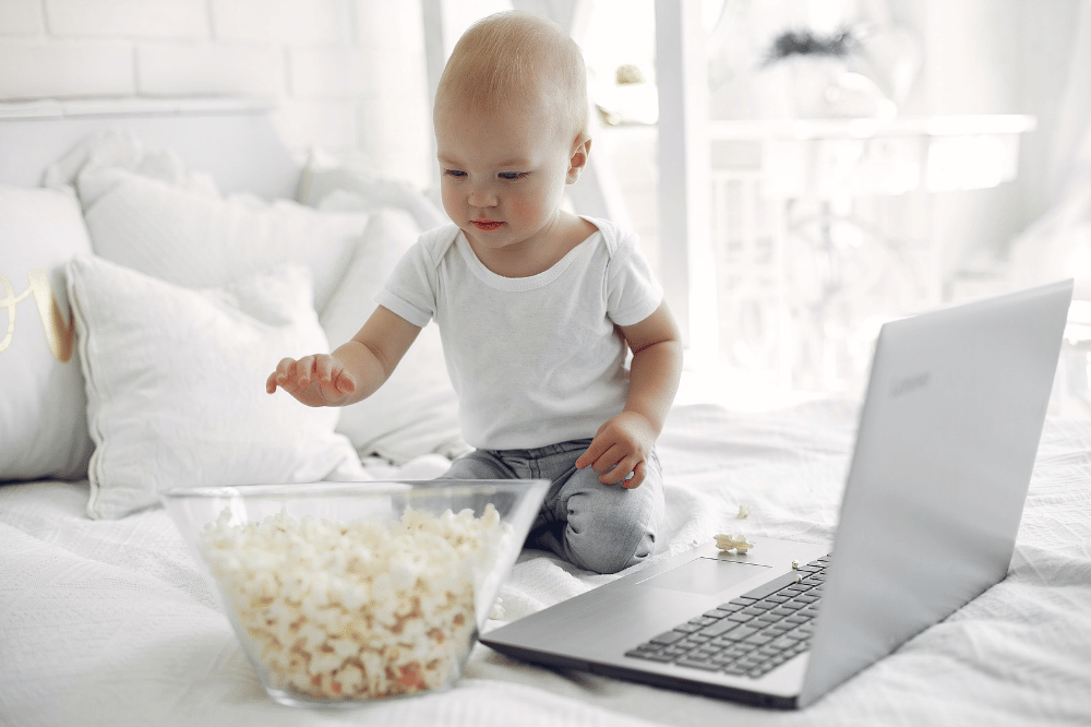 Bahaya anak makan sambil nonton