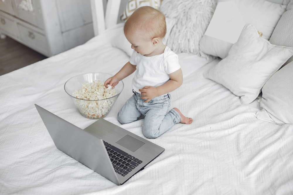 Bahaya anak makan sambil nonton