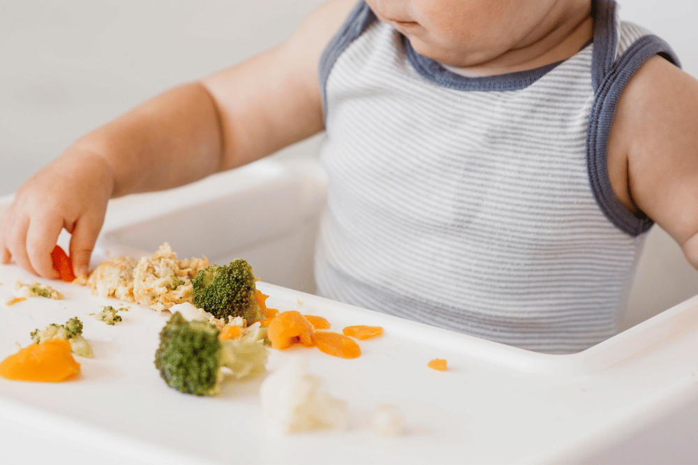 Bahaya anak makan sambil nonton