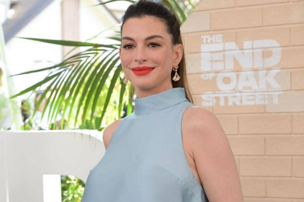 Anne Hathaway Ungkap Bahagianya Hamil di Usia 43 Tahun