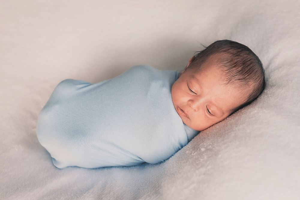 Bolehkah Bayi Baru Lahir Memakai Bedong Sepanjang Hari?