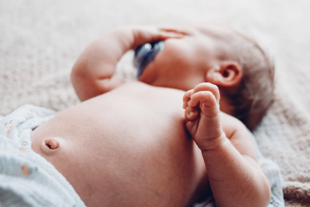 5 Cara Mengatasi Pusar Bayi Berdarah agar Mama Tidak Panik