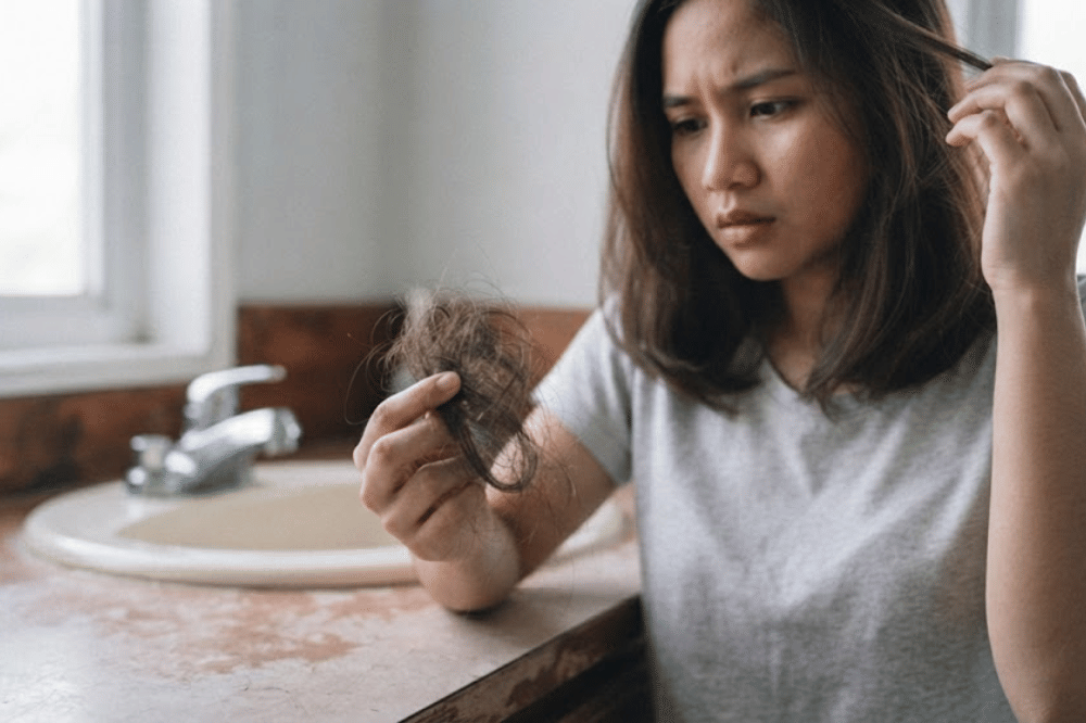 Memicu kerontokan akibat akar rambut yang melemah