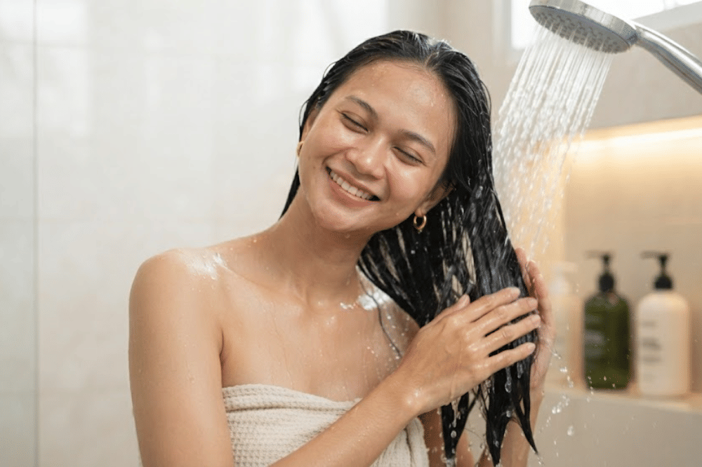 Membilas rambut secara menyeluruh
