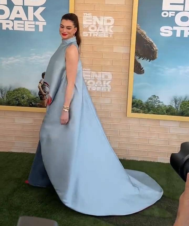 Anne Hathaway pamer baby bump saat premiere The End of Oak Street