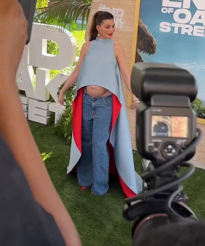 Anne Hathaway pamer baby bump saat premiere The End of Oak Street