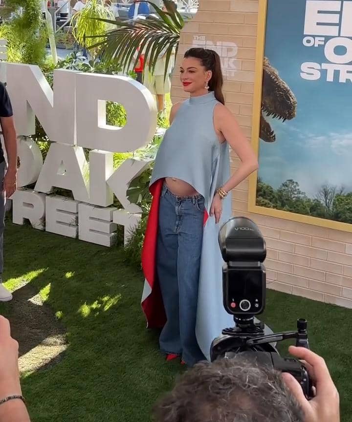 Anne Hathaway pamer baby bump saat premiere The End of Oak Street