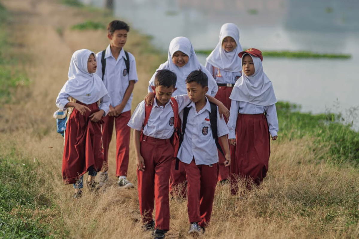 Makmur yang ada di slogan merupakan bagian dari cita-cita Indonesia