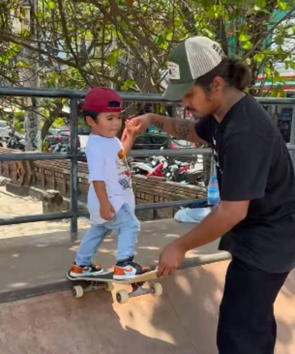 Papa Yudha mendampingi dari dekat sebelum memberi ruang