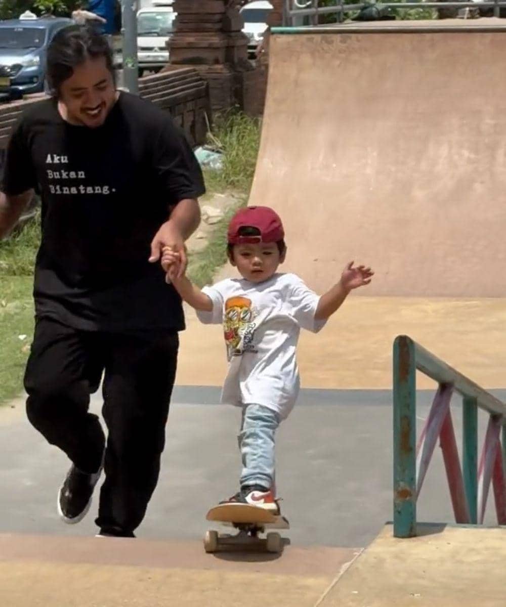 Kuta Skatepark menjadi tempat Bram belajar bersama Papa