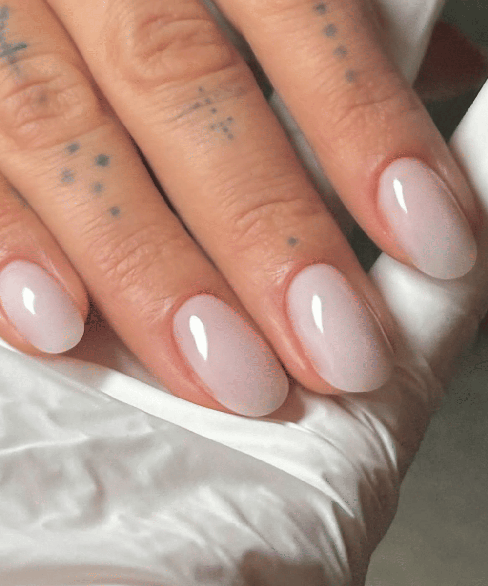 Penggunaan base coat untuk melindungi kuku