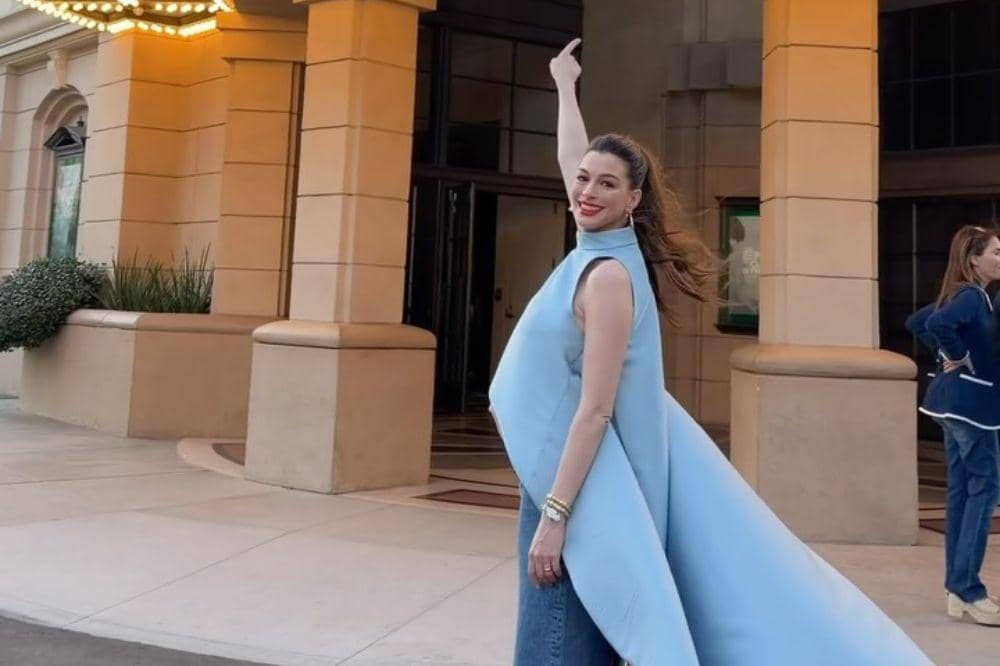 Anne Hathaway Bantah Rumor Hamil Palsu, Bangga Pamerkan Baby Bump
