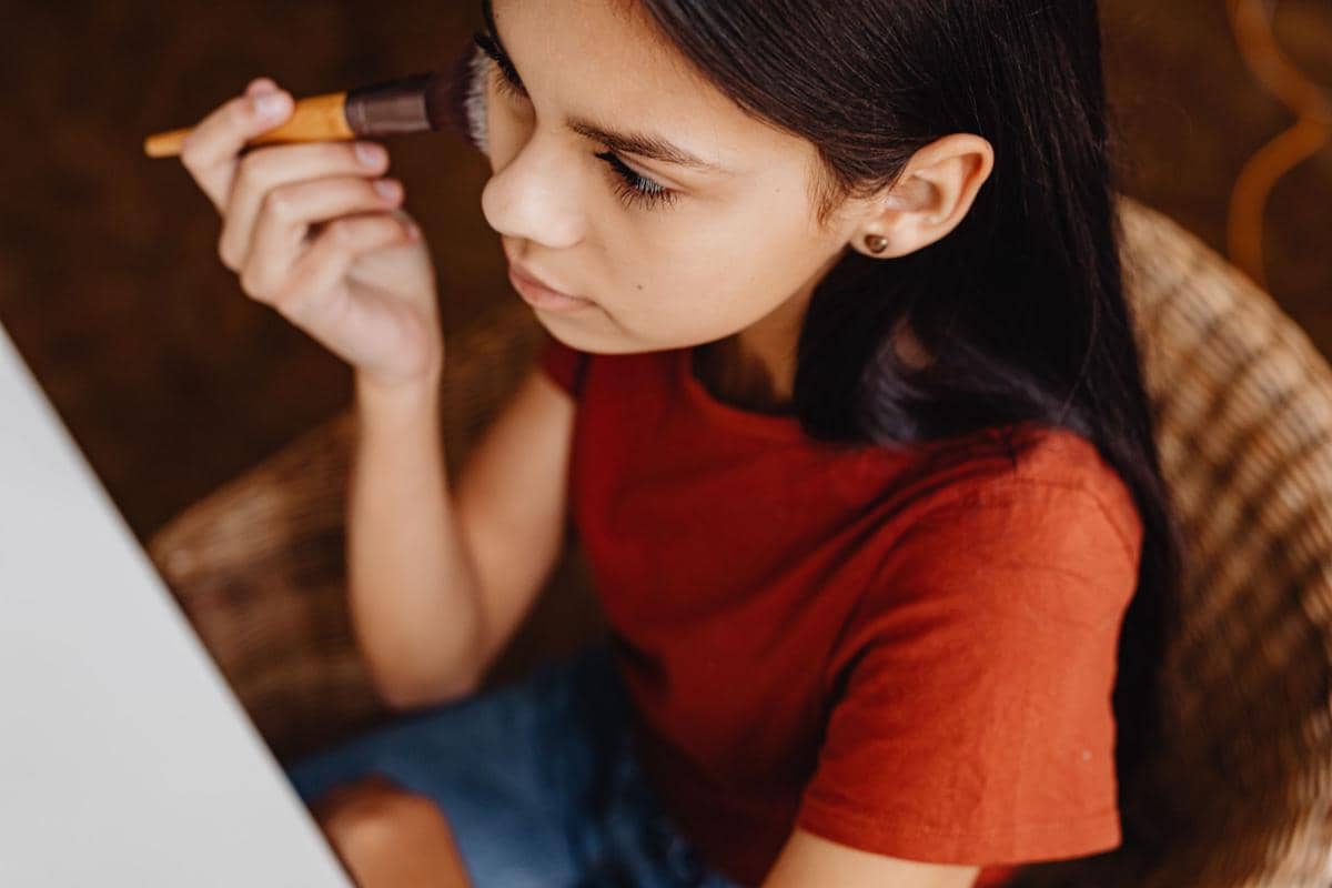 7 Penyebab Makeup Flashback Ketika Difoto, Bikin Wajah Belang
