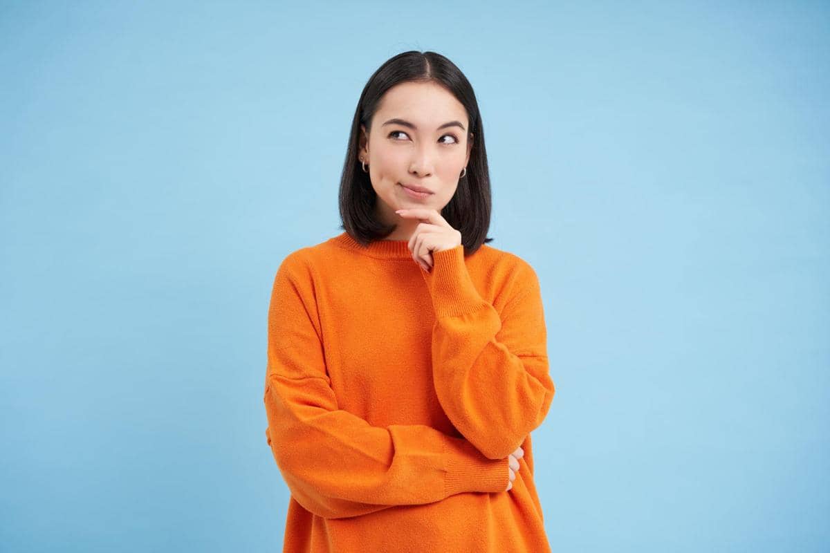 Wanita Asia yang Sedang Berpikir