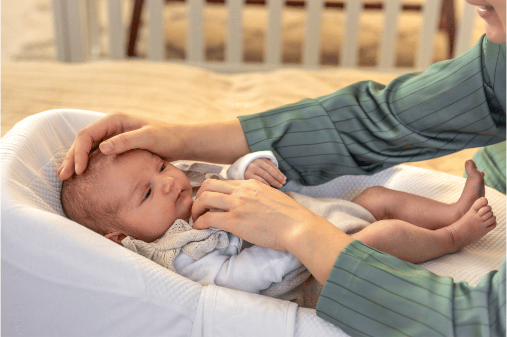 Benarkah Bayi Harus Diolesi Minyak Telon agar Tidak Masuk Angin?