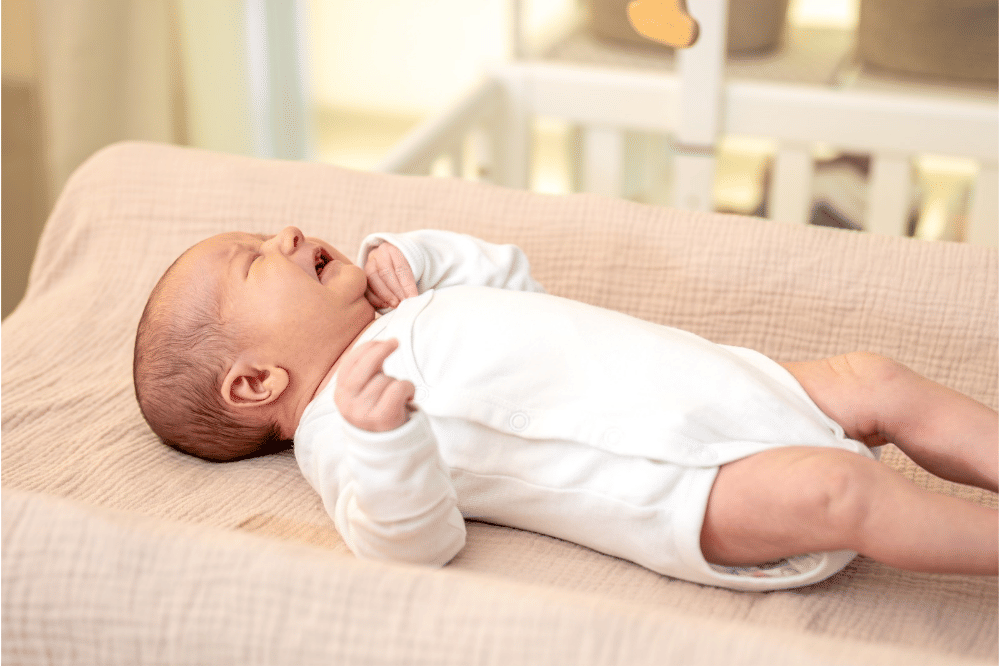 Benarkah bayi harus diolesi minyak telon agar tidak masuk angin?