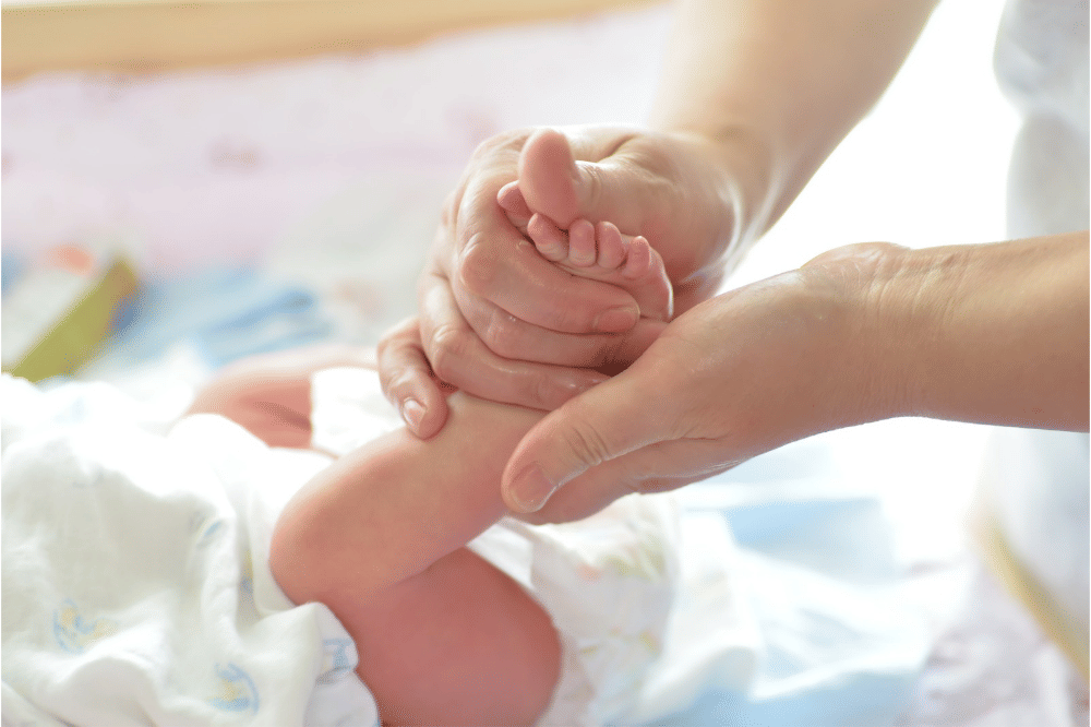 Benarkah bayi harus diolesi minyak telon agar tidak masuk angin?