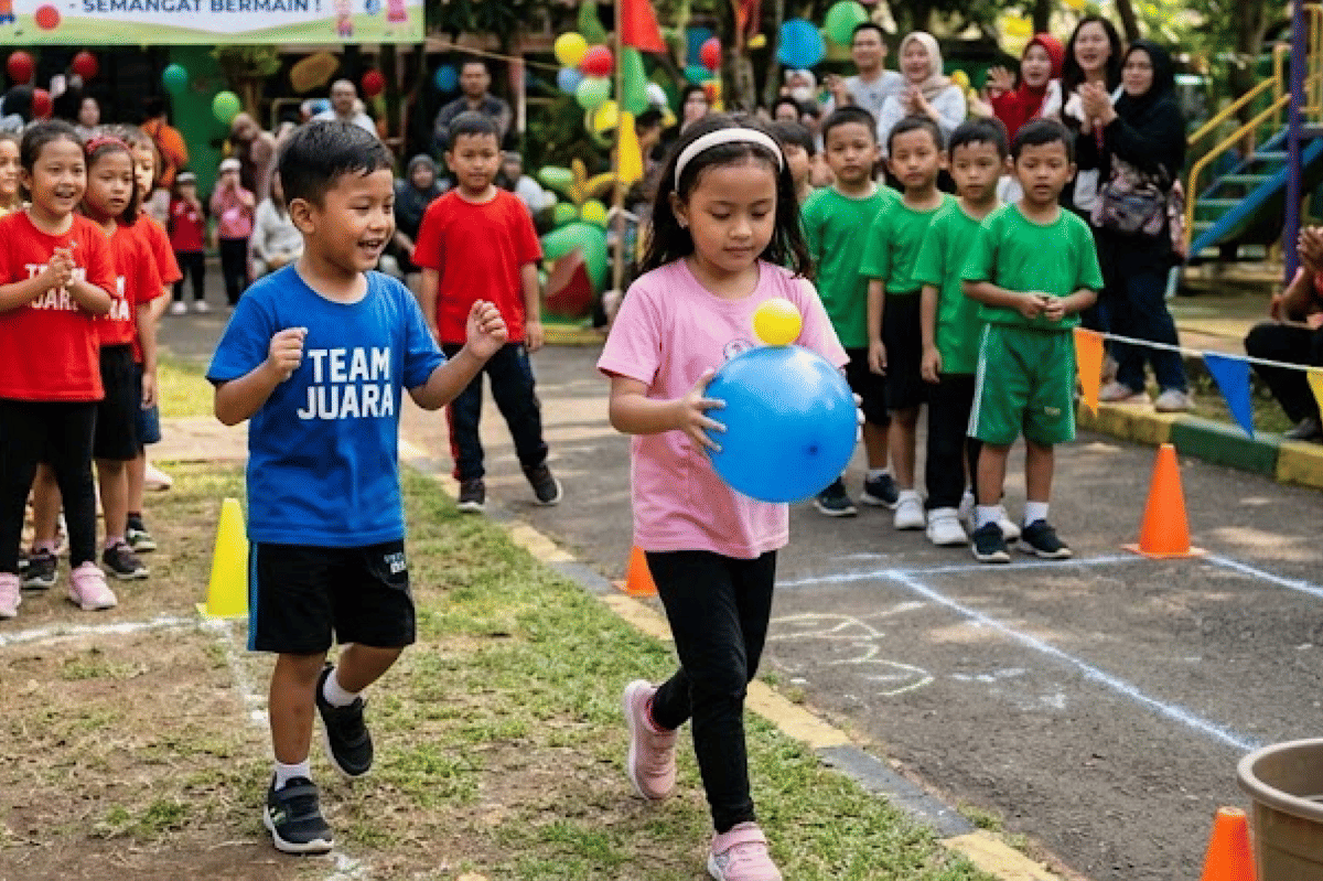 Lomba pindahkan bola menggunakan bola dapat melatih kekompakkan