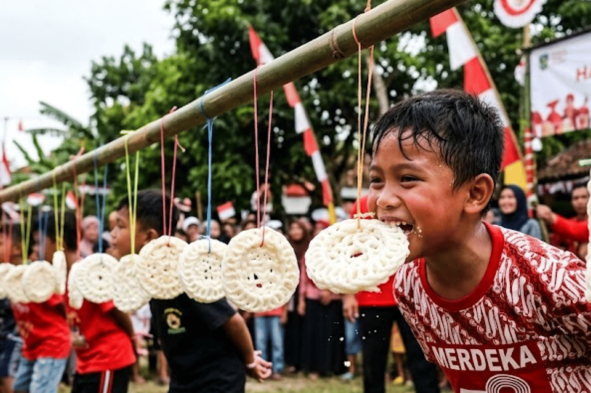 Lomba makan kerupuk selalu ada ketika perayaan 17 Agustus