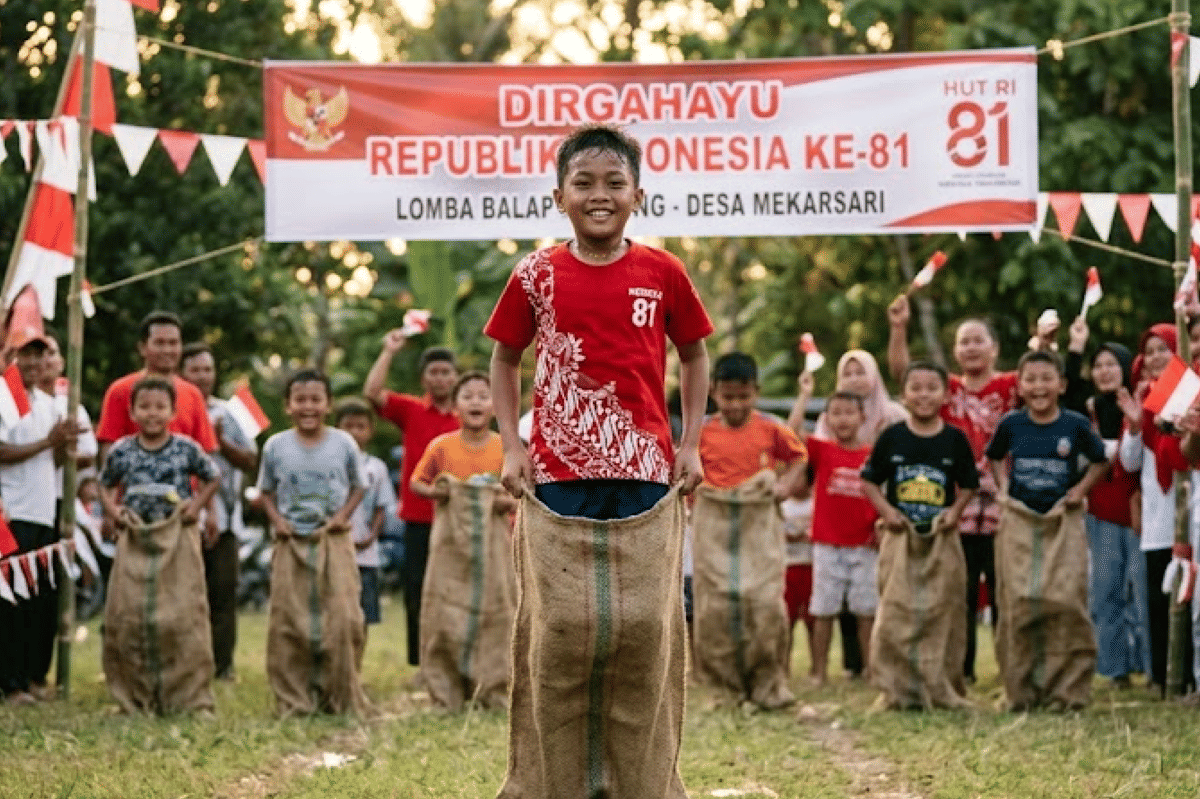 Lomba balap karung dapat melatih keseimbangan anak