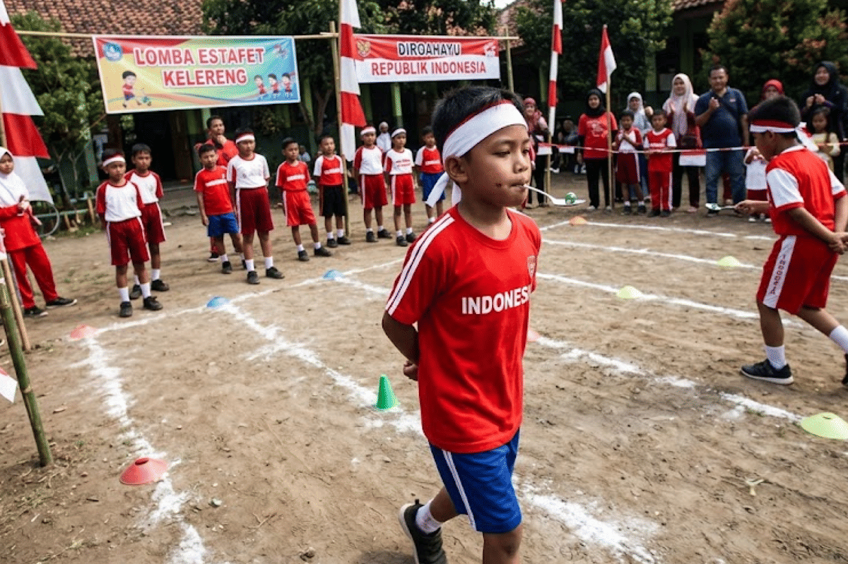 Lomba memindahkan kelereng tidak boleh dipegang menggunakan tangan
