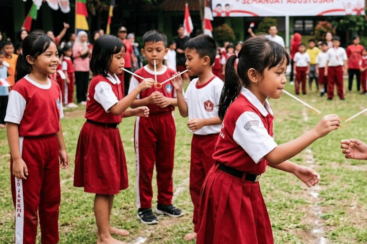 Lomba estafet karet dapat dimainkan secara berkelompok