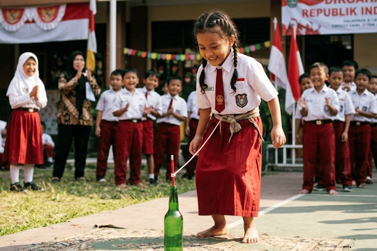 Lomba memasukkan pensil ke dalam botol membutuhkan konsentrasi