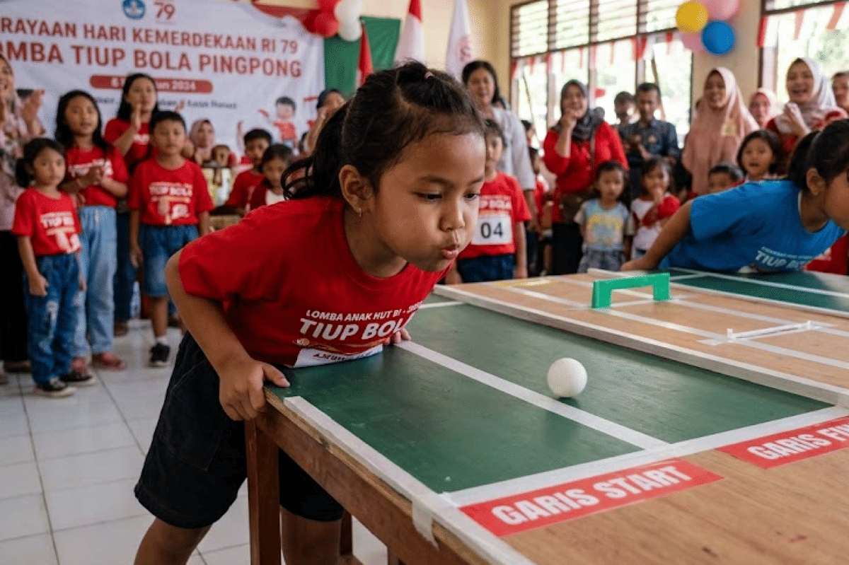 Ide lomba ini sederhana namun tetap melatih konsentrasi anak