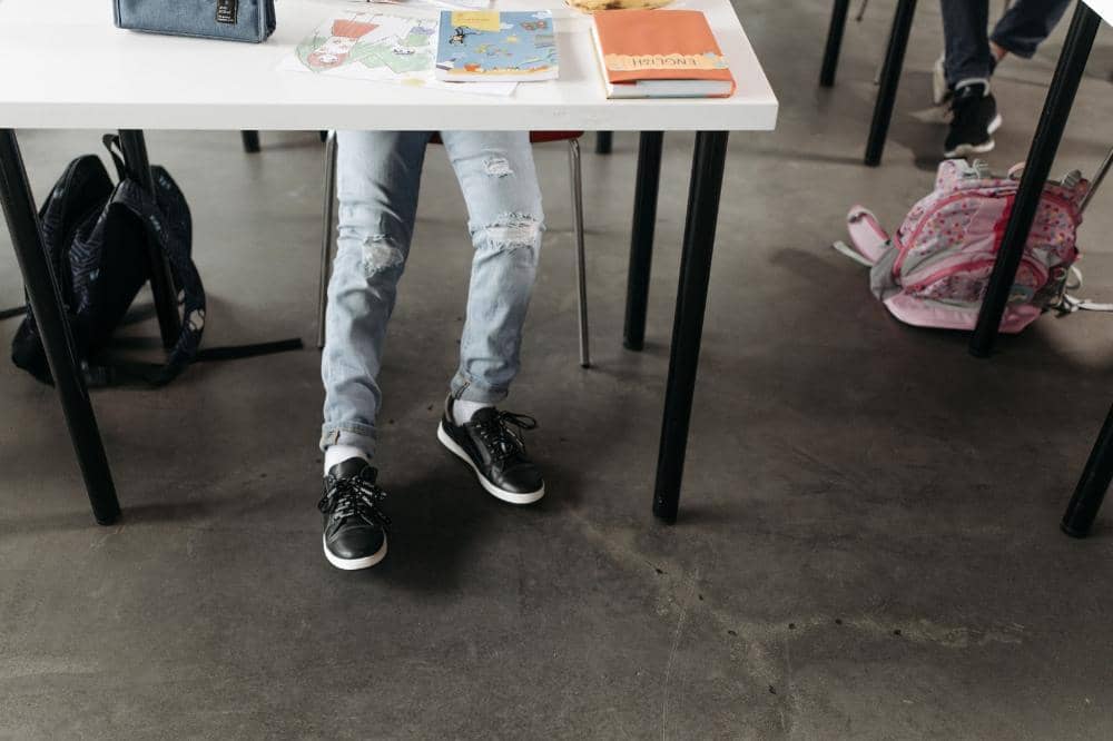 Manfaat kebiasaan menggoyang kaki pada anak
