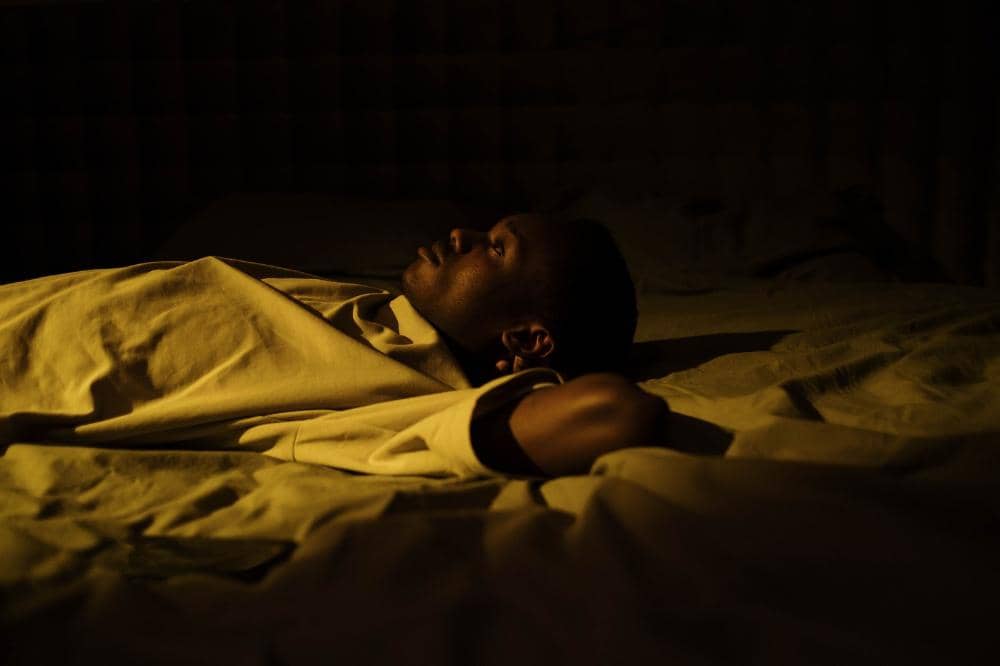 Risiko kebiasaan menggoyang kaki adalah mengganggu tidur