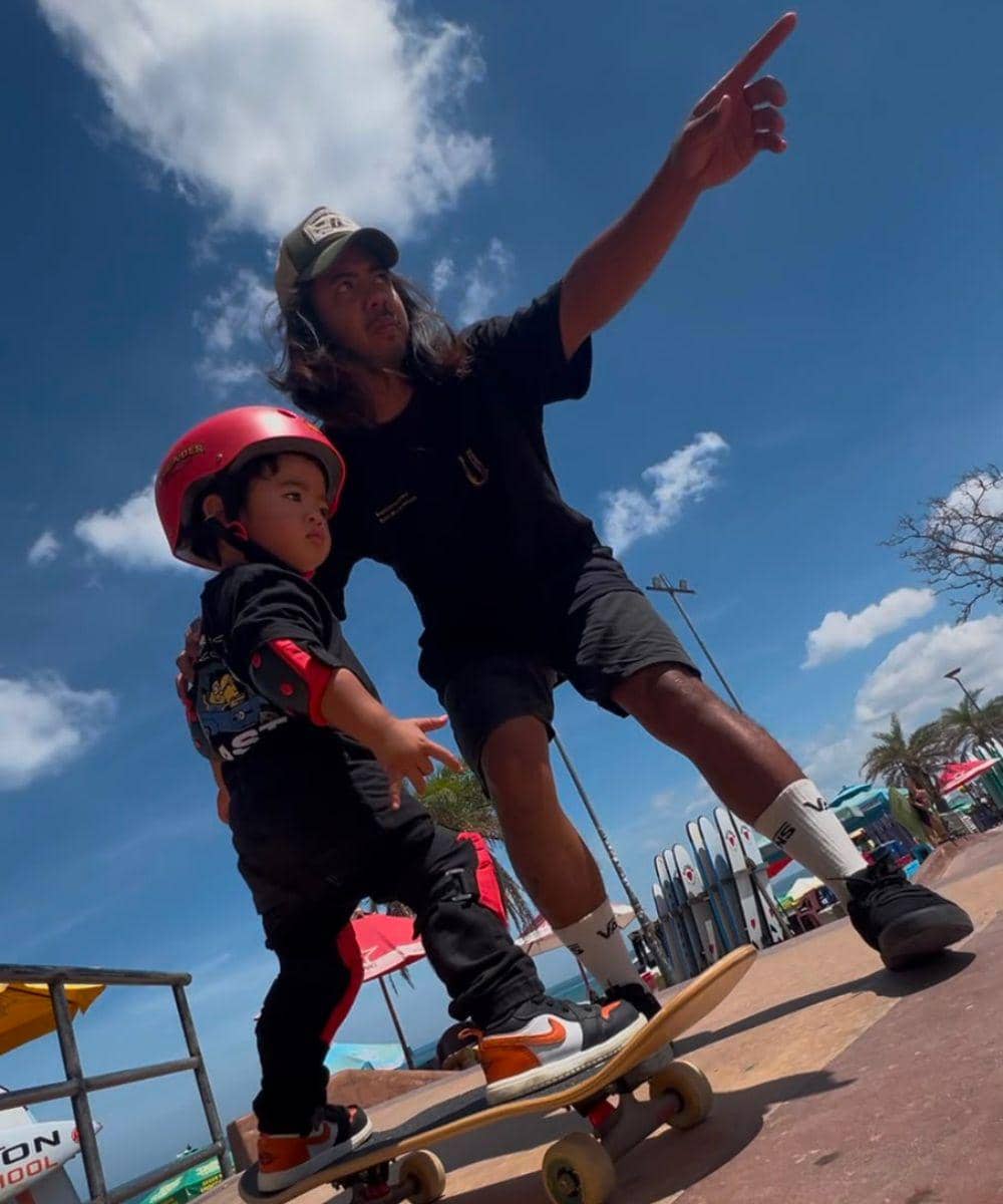 Bram dikenalkan skateboard secara perlahan agar merasa nyaman