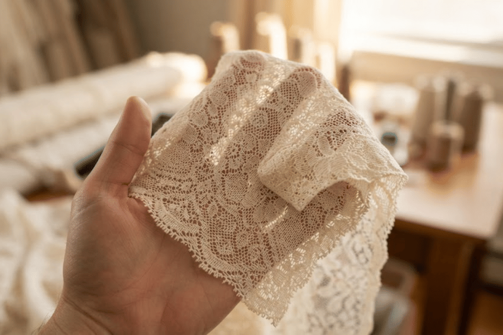 Pilih jenis kain lace yang ringan dan tidak licin