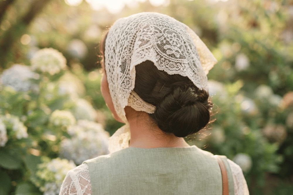 Sesuaikan penataan rambut di balik kain lace